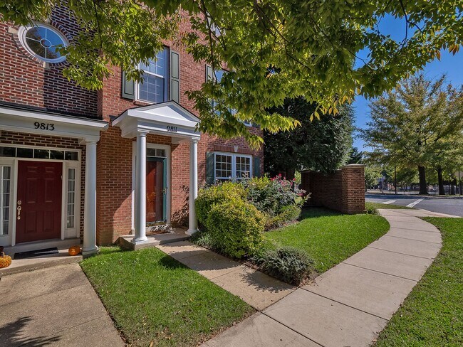 Building Photo - Beautiful Bright End Unit Town Home Steps ...