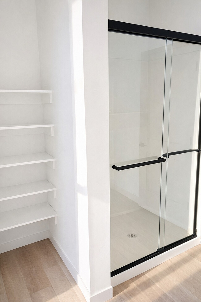 Baño con ducha de pie - Elevate Apartments