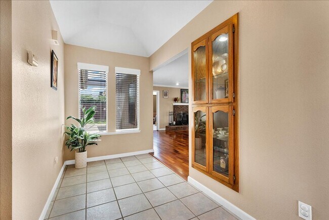 Foto del edificio - This home is loaded with upgrades and space in North Hanford.  Call today!