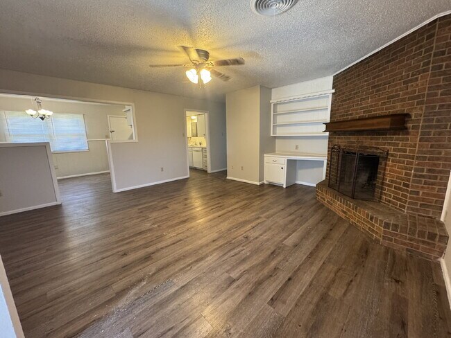 Building Photo - Newly updated, spacious 2 bedroom