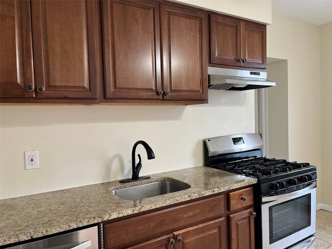 Building Photo - 400 Jericho Tpke