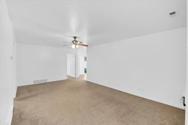 Building Photo - 261 W 200 N