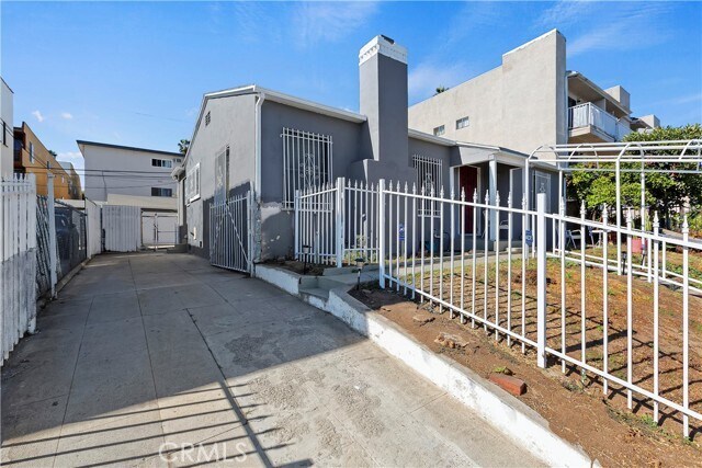 Foto del edificio - 901 N Alexandria Ave
