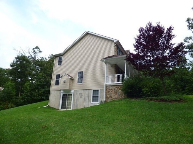 Building Photo - Newly Renovated Chesapeake Club Home
