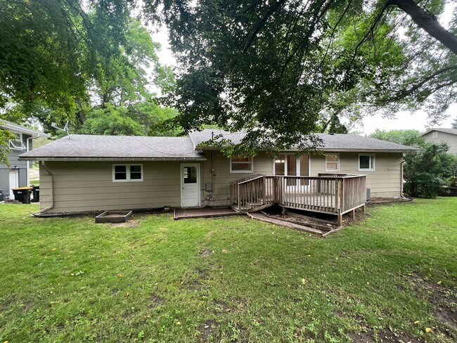 Foto del edificio - NW House Just blocks off of Elton Hills Dr...