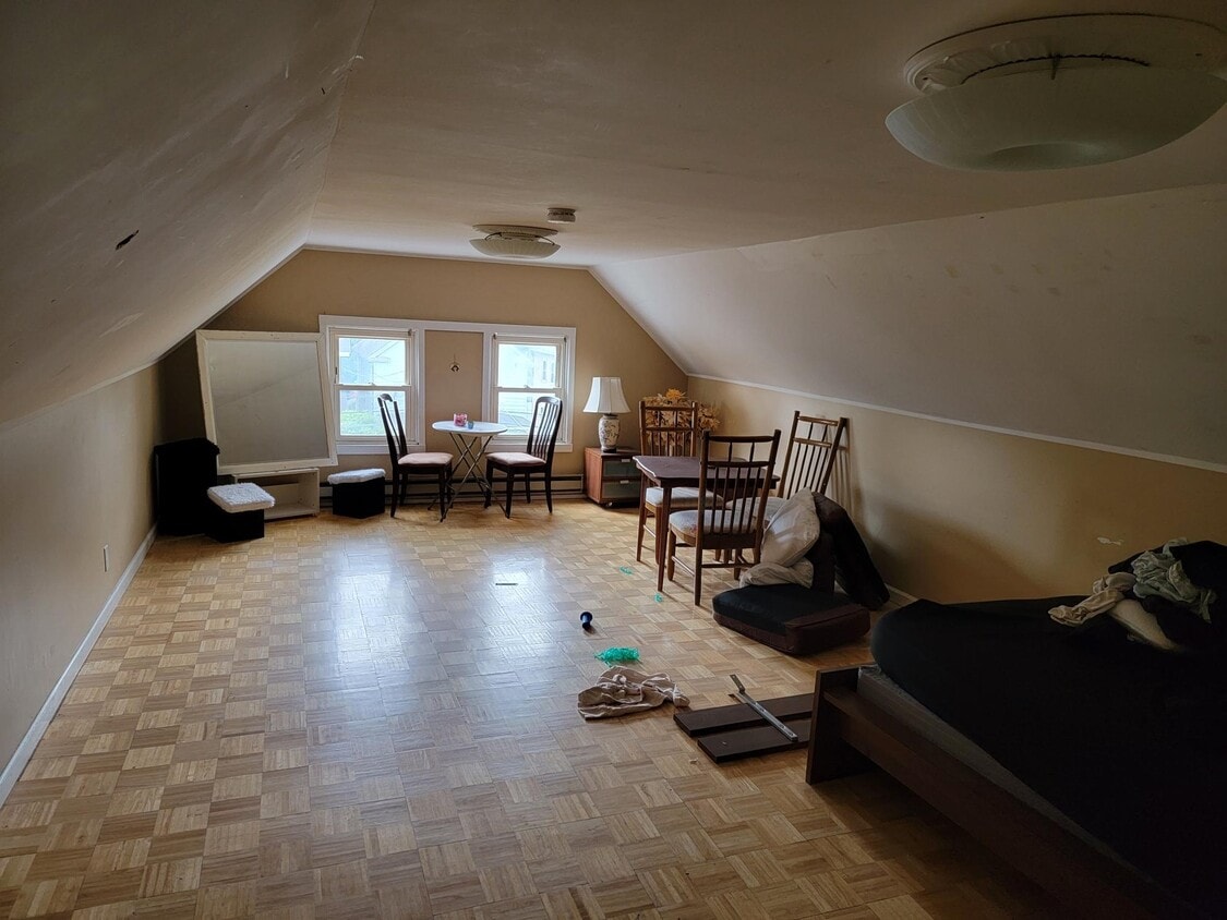 Building Photo - 211 Ontario St