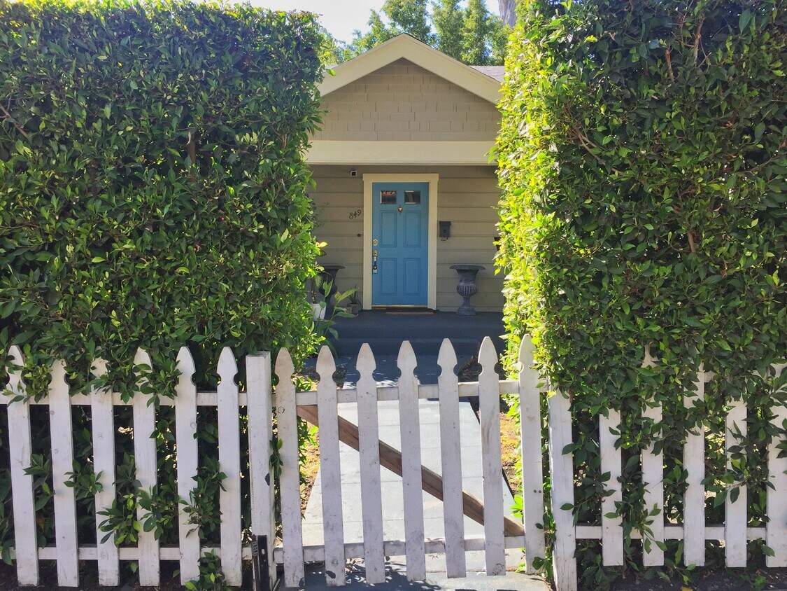 Front Yard - 849 N West Knoll Dr