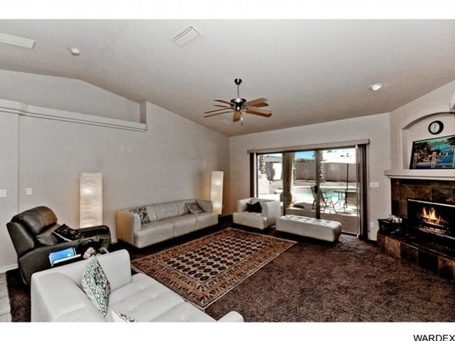 Building Photo - Long Term - Unfurnished- Beautiful Golf Course Pool Home!!