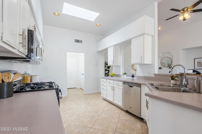 Building Photo - 11086 N Sand Pointe Dr