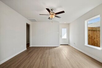 Building Photo - 361 Tejas Trl