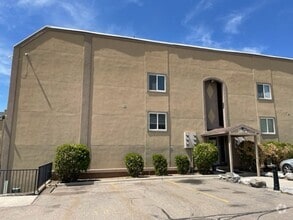 Building Photo - 5660 Meadow Ln