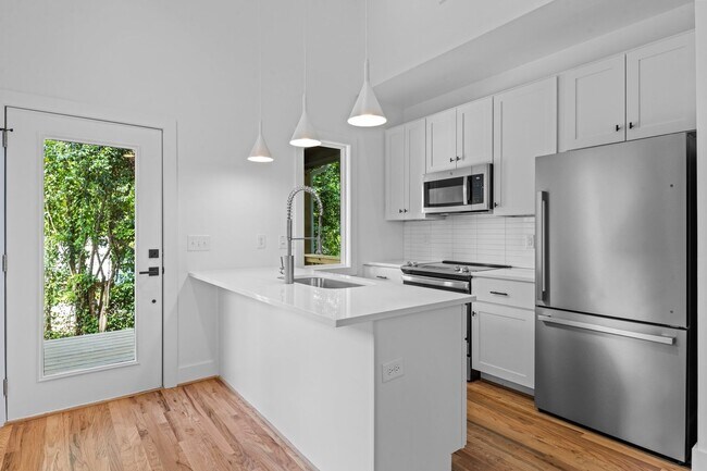 Building Photo - Modern and Gorgeous!!  2 Bedroom, 1 Bath, ...