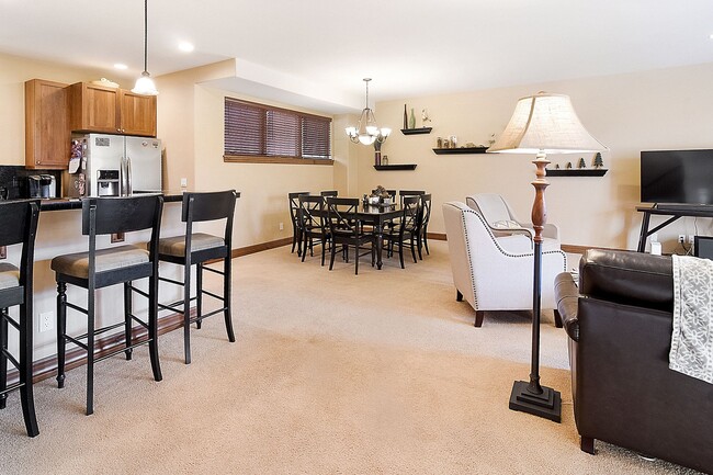 Building Photo - Beautiful townhome, ski shuttle, views, ut...