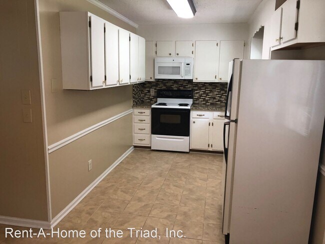 Building Photo - 3 br, 1.5 bath House - 2102 Brickhaven Drive