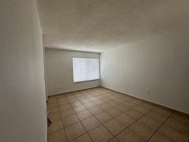 Foto del edificio - 3525-3527 SW 25th Ter