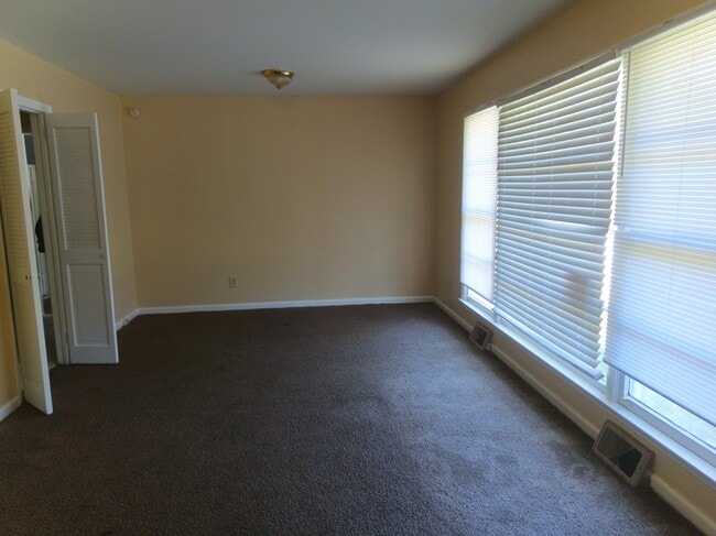 Building Photo - 2540 Alandale Dr