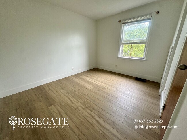 Photo du bâtiment - Cozy 1-Bedroom Apartment with Private Balcony & Parking – Cambridge
