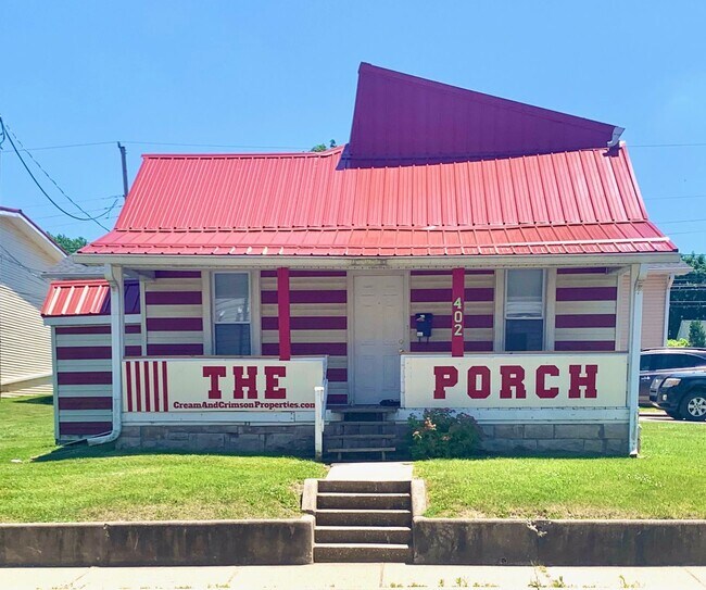 Foto del edificio - "The Porch" - ABNB, Short Term, monthly and long-term RENTAL. Famous IU Tailgate house