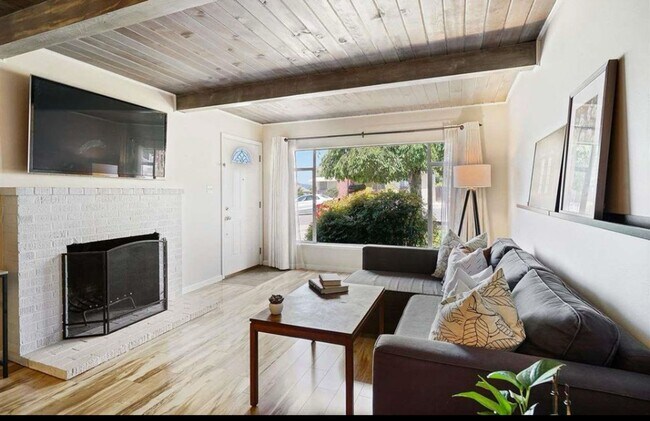 Building Photo - Coming Soon! Modern & Comfortable 3 Bed, 1...
