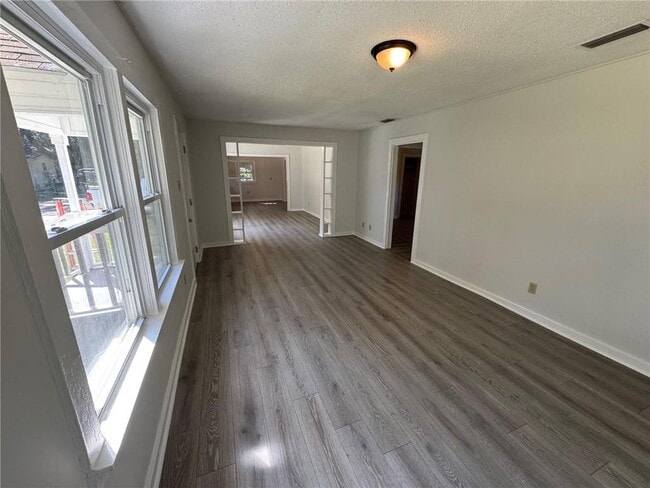 Building Photo - 904 Pansy Ct