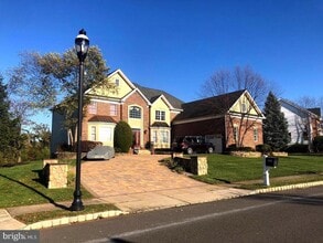 Building Photo - 304 Crescent Dr