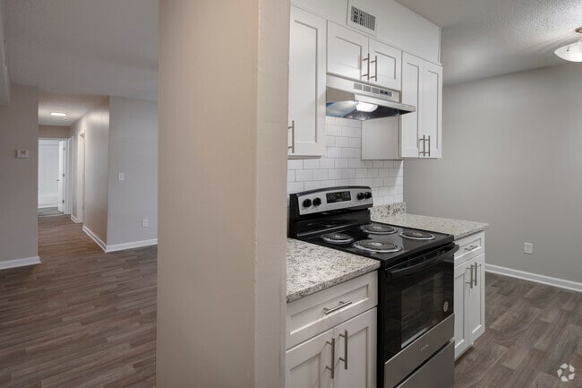 2BR, 1BA - 780SF - Kitchen - Summit Augusta
