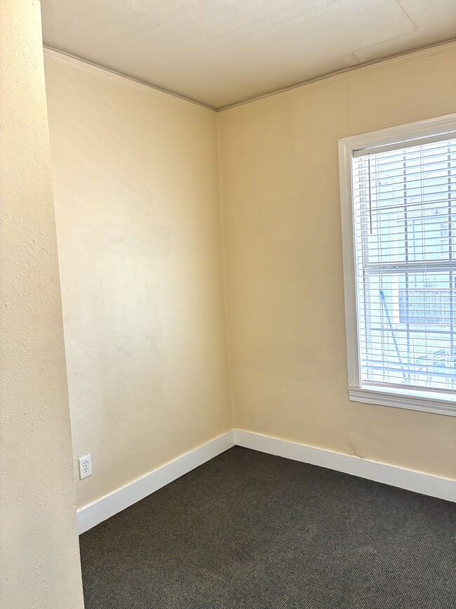 Building Photo - 1209 E Fortification St