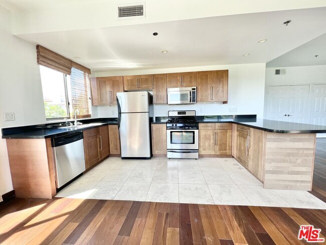 Foto del edificio - 8811 Burton Way