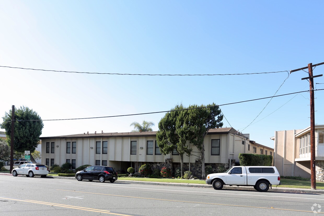 Foto del edificio - 10115 Santa Gertrudes Ave