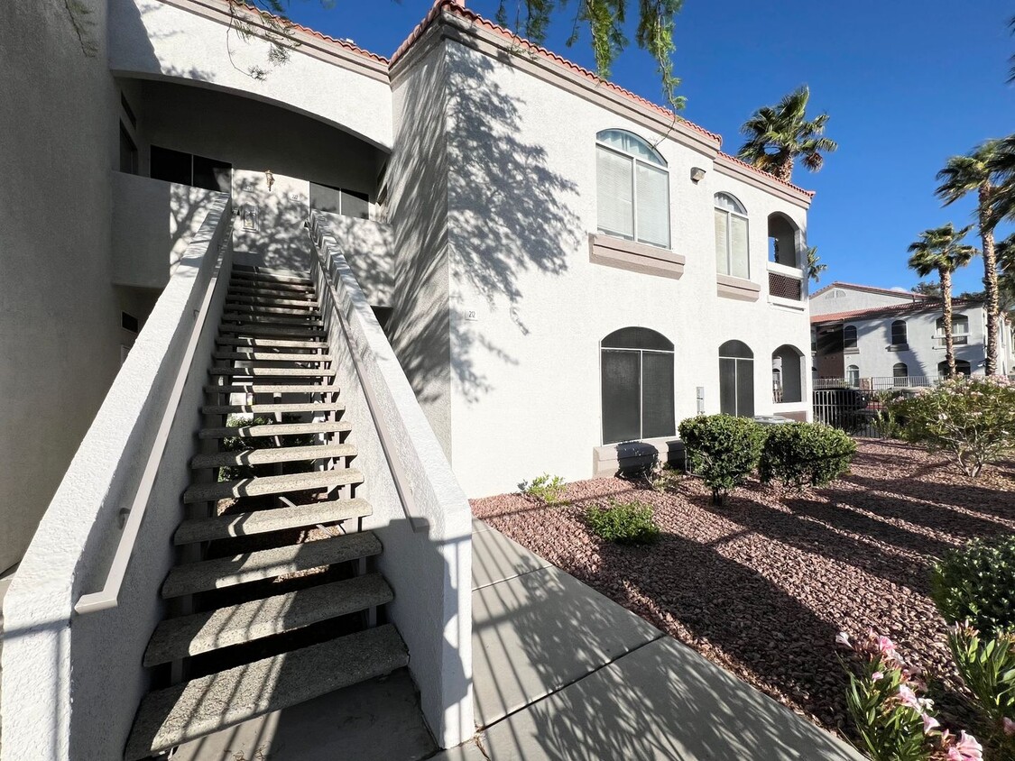 Foto principal - CHARMING FURNISHED 2BD/2BA CONDO IN HENDER...