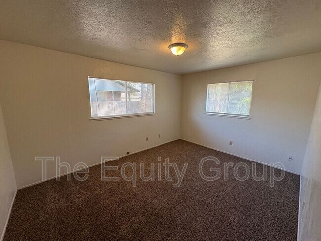 Foto del edificio - 542 S Redwood St