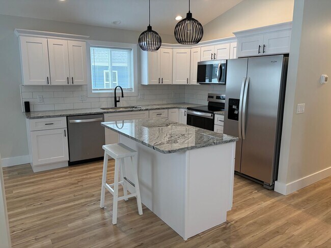 Foto del edificio - NEWLY BUILT CHARMING 3 BEDROOM HOME NEAR TOWN