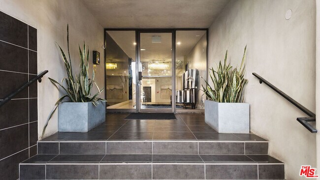 Foto del edificio - 8755 Shoreham Dr