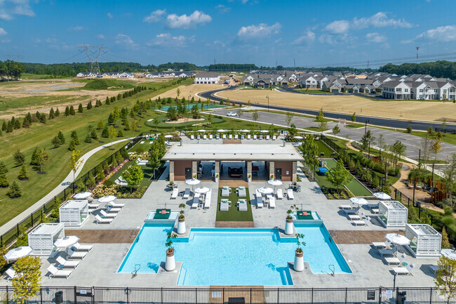 Piscina y patio al aire libre estilo resort - Liberty Grand Communities