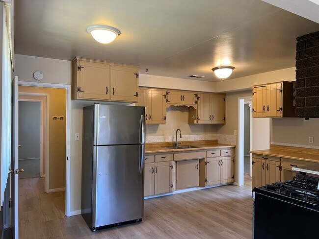 Building Photo - Spacious 3BR/1.5BA Ranch Style Home with H...