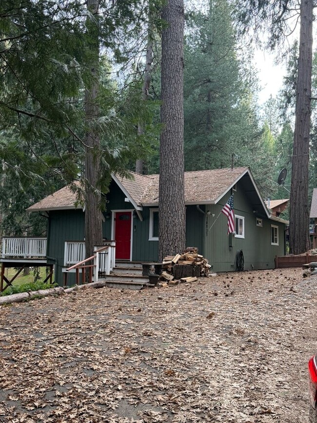 Building Photo - 16921 McKenzie Dr