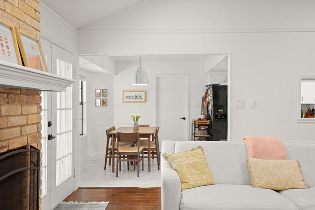 Foto del edificio - 12101 Carmel Park Ln