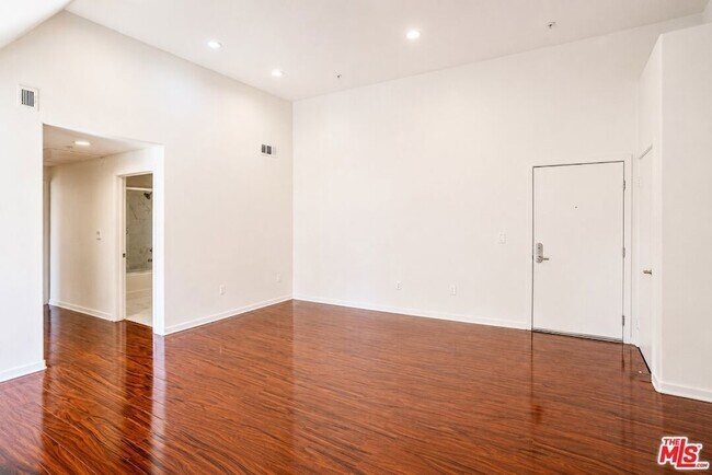 Foto del edificio - 12132 Hart St
