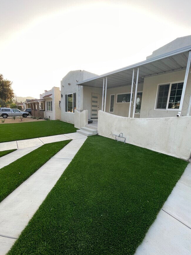 Foto del edificio - 1049 Davis Ave