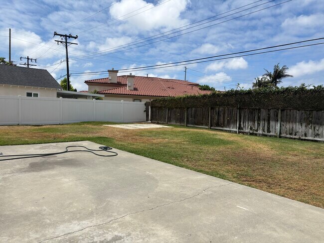 Foto del edificio - 18461 Linden St