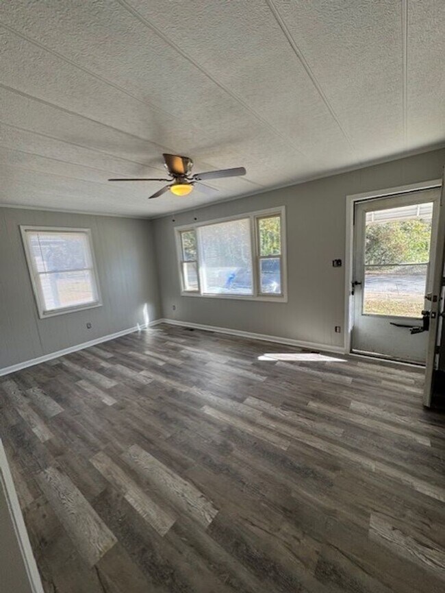 Building Photo - Newly Remodeled 3 Bedroom 1 Bath *Half off First Month*