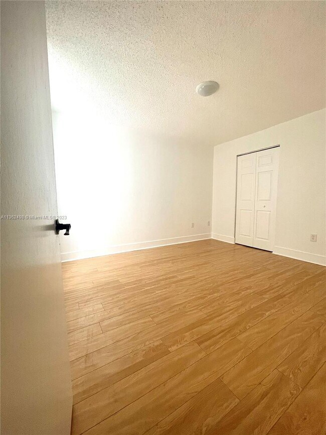 Building Photo - 1500 Crestwood Ct S