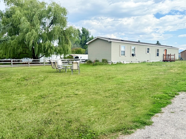 Building Photo - 3 Bed 2 Bath Mobile Home on Half Acre in South Kalispell