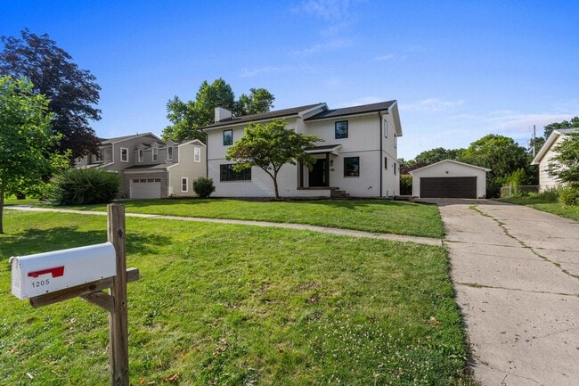 Building Photo - Four bedroom executive rental available no...