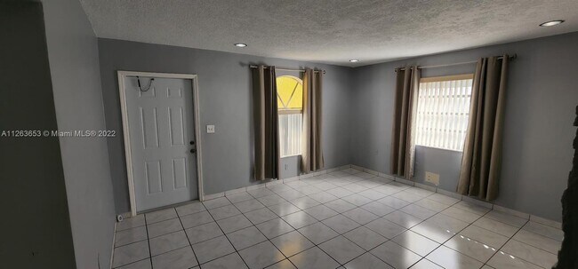 Foto del edificio - 321 Northwest Blvd