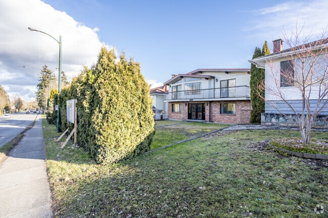 Building Photo - kira