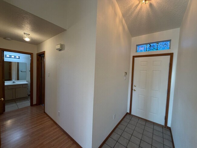 Foto del edificio - 3 Bedroom Single Story Home Available Near Unser Blvd NW & Ladera Dr NW!