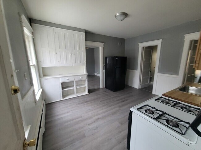 Building Photo - 136 Lilac St