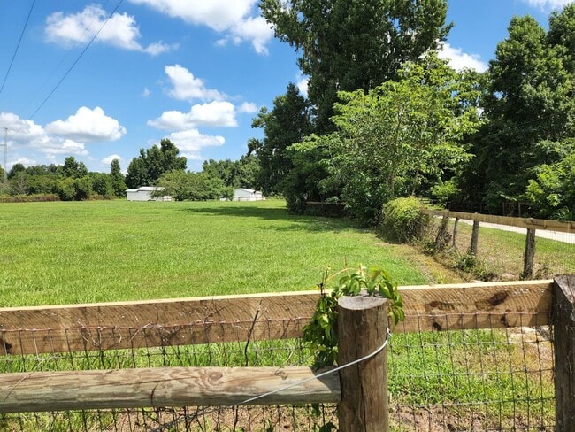 Foto del edificio - 4 BED 2 BATH,  3 ACRES,  FENCED PADDOCK