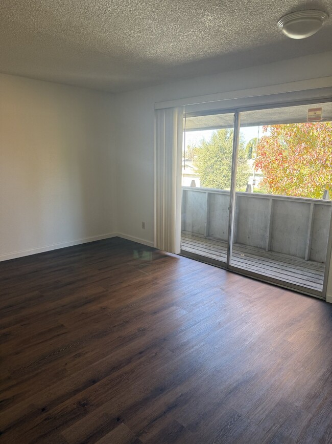 Building Photo - Refreshed Upstairs 2 Bed, 1 Bath Tracy Apa...